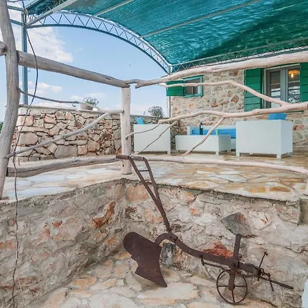 Дом отдыха Beautiful In Stari Grad With Wifi *