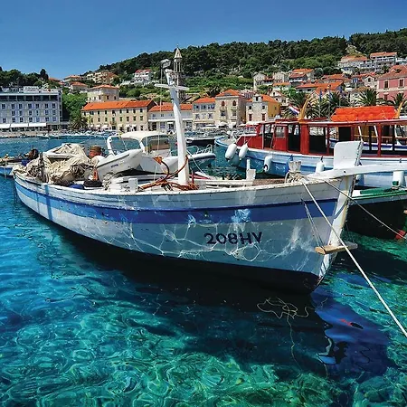 Дом отдыха Beautiful In Stari Grad With Wifi *